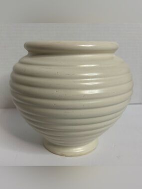 Hull 419 Classic Cream Ribbed Ceramic Vase